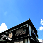 住宅の周りの不要物を解体・撤去をする。